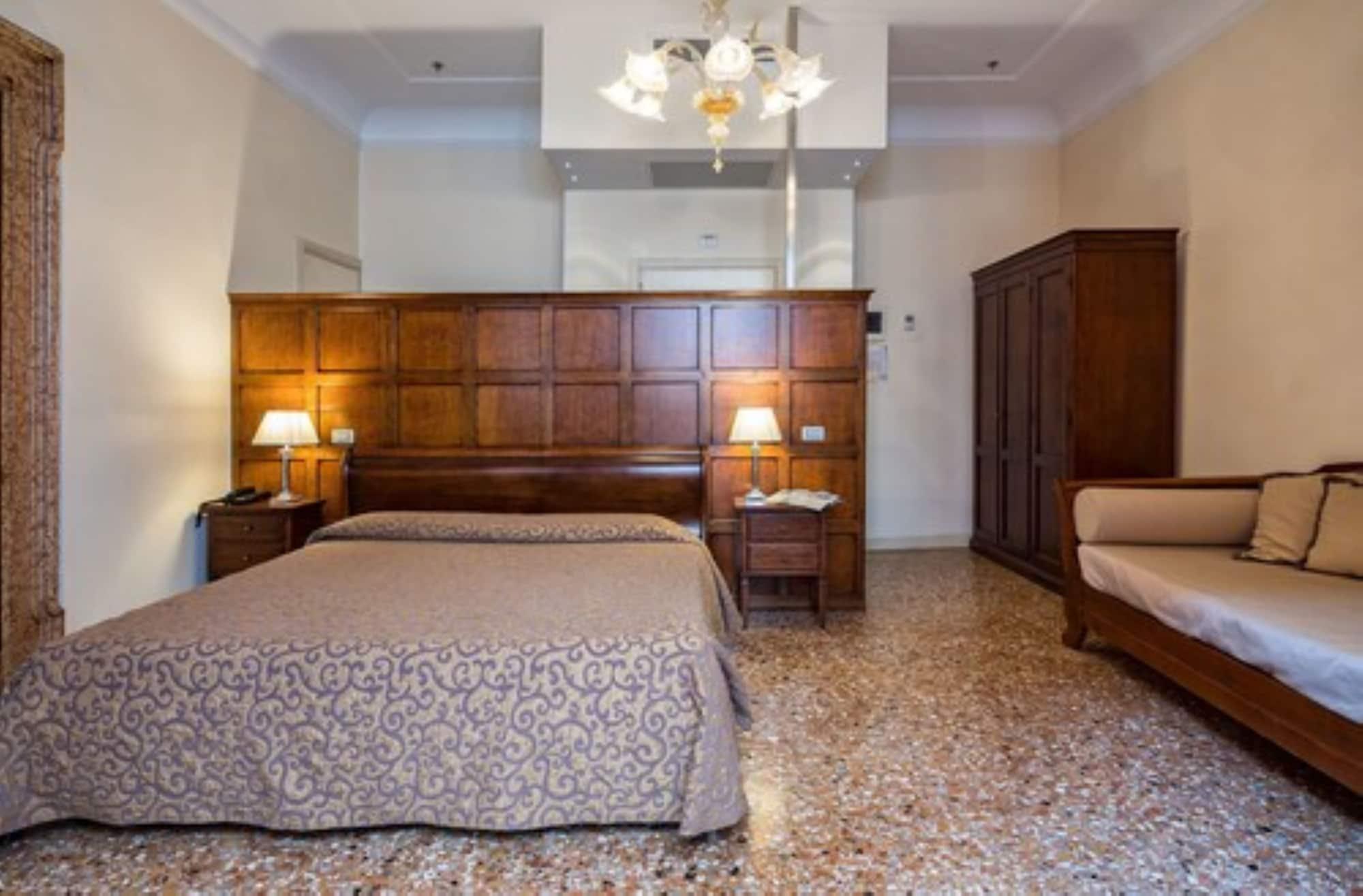 Dell'opera Hotel Venecia