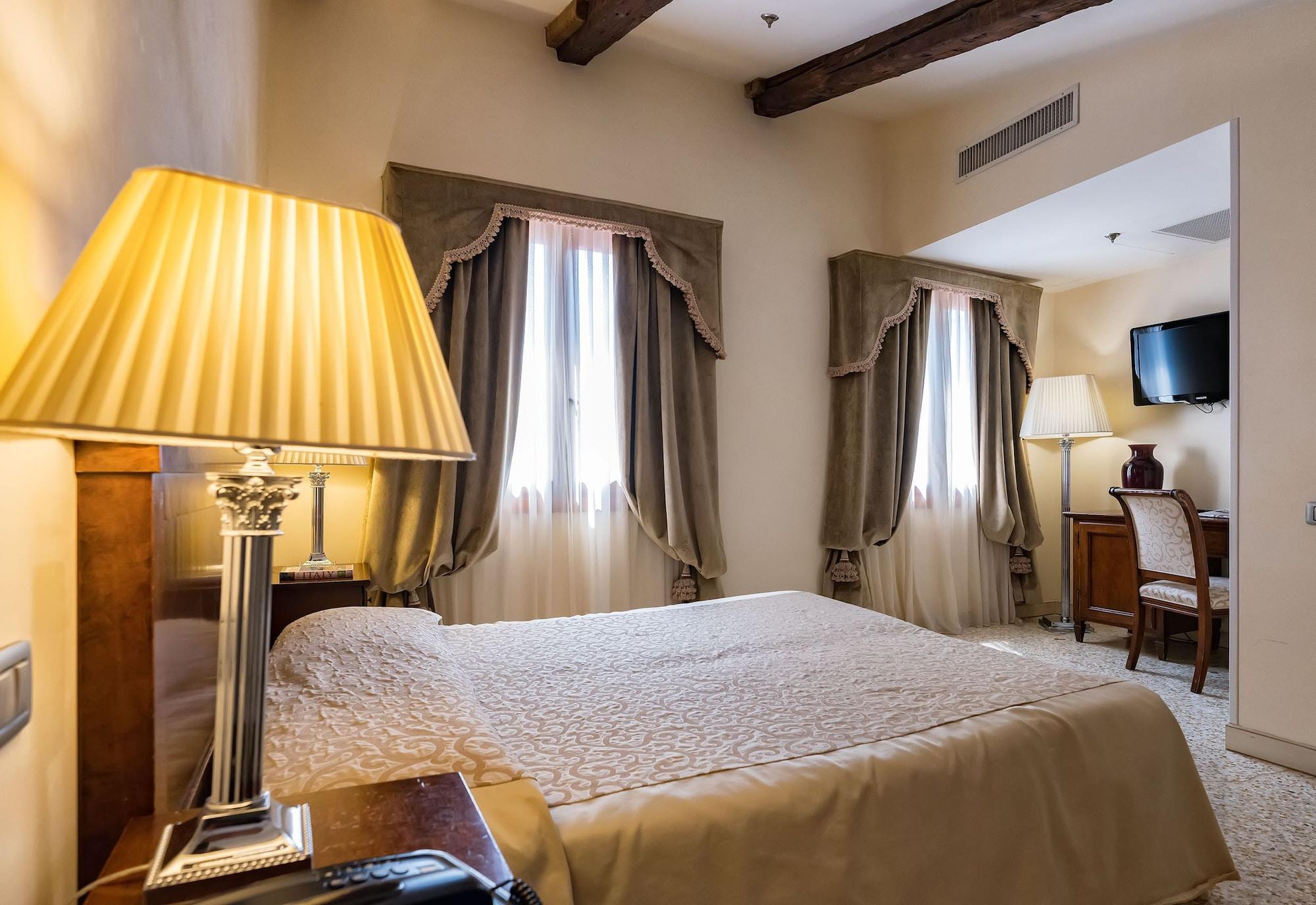 Dell'opera Hotel Venecia